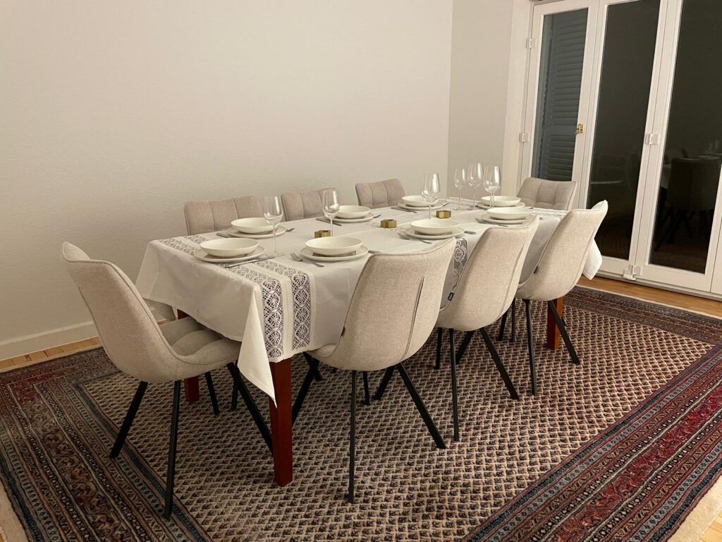 Großes Esszimmer mit Teppich